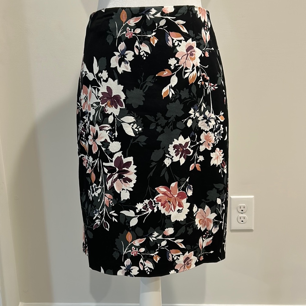 White House Black Market Size 4 Black Floral Skirt